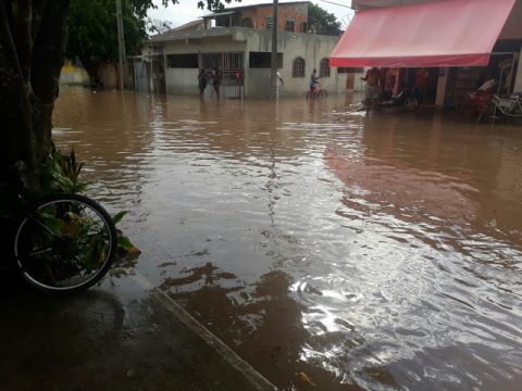 Ruas ficaram cobertas pela água (Foto: V Notícia)