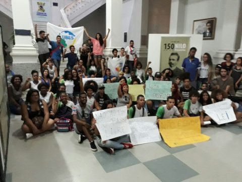 Com faixas, alunos pediram respeito (Foto: Carlos Grevi)