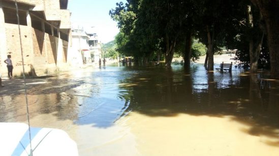 Em PA?dua, O Rio Pomba transbordou e atingiu vA?rios bairros (Foto: DivulgaA�A?o)