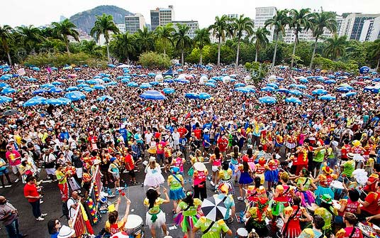Sábado de carnaval no Rio terá mais de 70 blocos e dia chuvoso