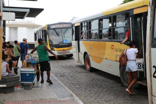 Usuários do transporte público reclamam de demora de ônibus pela cidade e  interior - J3News
