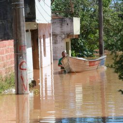 Desabrigados pela enchente voltam para casa em Campos